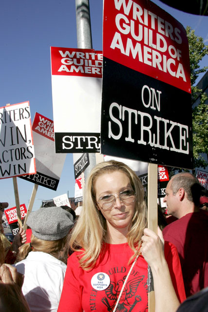 Lisa Kudrow supporting the writers strike, 2008 in pictures, celebrity photos, Marie Claire