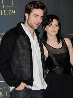 Robert Pattinson Kristen Stewart - Asked out 'a lot' on set, Twilight, Eclipse - Marie Claire