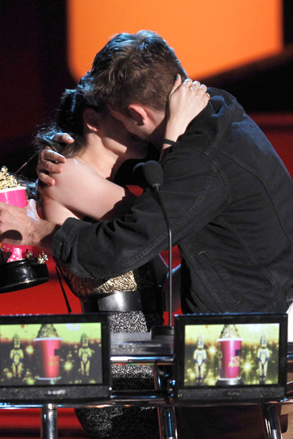 Robert Pattinson and Kristen Stewart - Best Robert Pattinson and Kristen Stewart moments - Celebrity - Marie Claire 