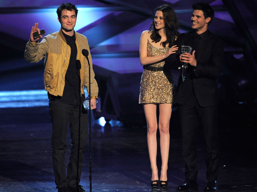 Robert-Pattinson-Taylor-Swift-and-Kristen-Stewart-People's Choice Awards 2011-Celebrity Photos-5 January 2011