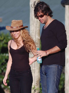 Shakira and Antonio De La Rua - Pop star Shakira and Colombian boyfriend split - Celebrity splits 2011 - Celebrity News - Marie Claire