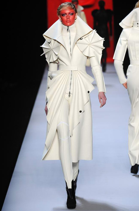 Viktor & Rolf Autumn Winter 2011 Catwalk Photos