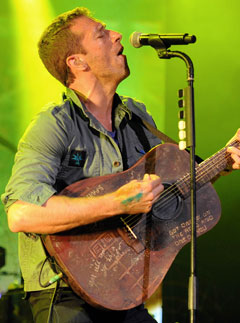Chris Martin - Chris Martin Coldplay - LISTEN: Coldplay cover Rehab in tribute to Amy Winehouse - Amy Winehouse - Coldplay Amy Winehouse - Marie Claire - Marie Claire UK