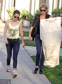 Oscar dresses, Oscar gowns, Oscar parties, Kristen Stewart Oscar dress, Kristen Stewart, Kristen Stewart and Robert Pattinson, Robert Pattinson, Kristen Stewart Oscars, Kristen Stewart, Oscars 2012, Kristen Stewart not invited to Oscars, Twilight, 