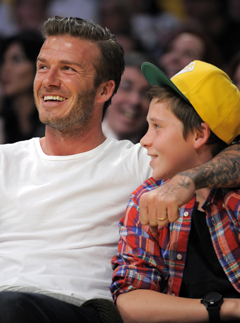 David and Brooklyn Beckham, David beckham, Brooklyn Beckham, Victoria Beckham, Cruz Beckham, Romeo Beckham, Harper Seven Beckham, Beckham family, David Beckham at LA Lakers game, Beckham family