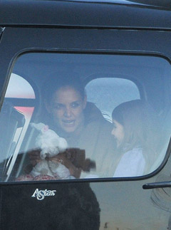 Katie Holmes & Suri Cruise - Katie Holmes & Suri Cruise head out of New York by Helicopter - Katie Homles - Suri Cruise - Marie Claire - Marie Claire Uk