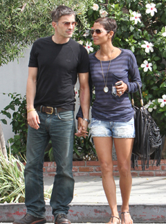 Olivier Martinez, Halle Berry, Olivier Martinez and Halle Berry, Olivier Martinez actor, Halle Berry engaged, Olivier Martinez and Halle Berry engaged, Halle Berry married, Halle Berry enaged, Halle Berry daughter, Halle Berry dating, Halle Berry pictures