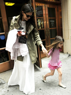 Suri Cruise, Katie Holmes, Katie Holmes daughter, Suri Cruise and Katie Holmes, Tom Cruise, Tom Cruise daughter, Suri Cruise fashion, Suri Cruise style, Suri Cruise pictures, Suri Cruise birthday, Suri Cruise photographs, Tom Cruise and Katie Holmes,celeb