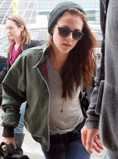 Kristen Stewart dresses down to jet into Sydney