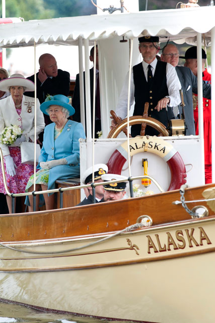 The Queen - Henley-on-Thames Jubilee river pageant - Marie Claire - Marie Claire UK