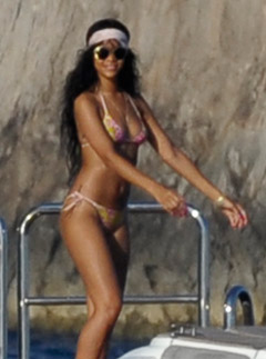 Rihanna's shows off bikini body sizzling holiday snaps