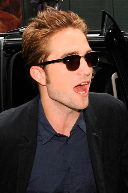 Robert Pattinson pictured flirting with mystery woman in NYC bar