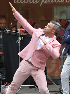 Robbie Williams does the bolt and the mobot