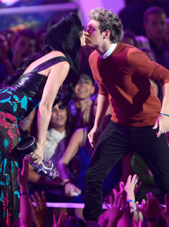 Katy Perry kisses One Direction on stage at MTV VMA Awards 2012