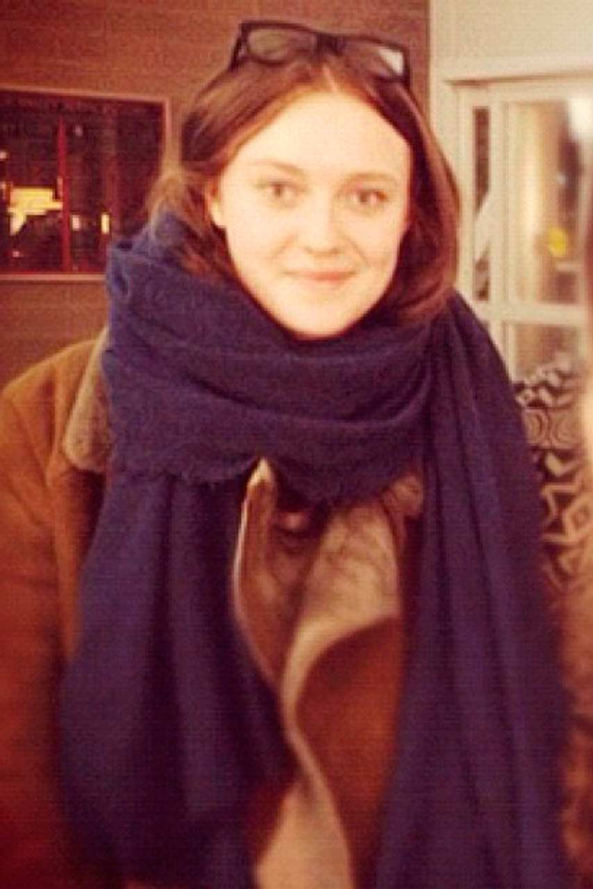 Dakota Fanning debuts new brunette hair