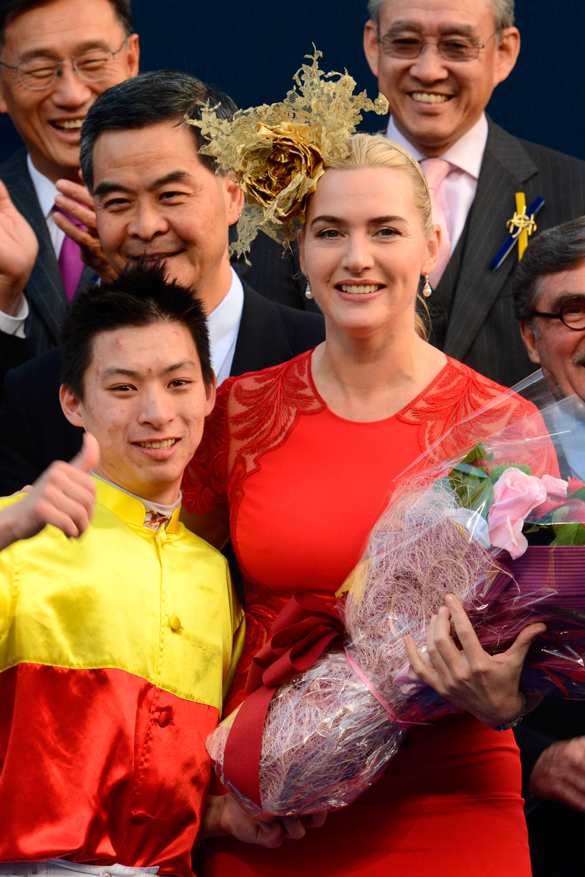 Kate Winslet wearing a red dress and fascinator at the Longines Hong Kong International Races Kate Winslet wearing a red dress and fascinator at the Longines Hong Kong International Races