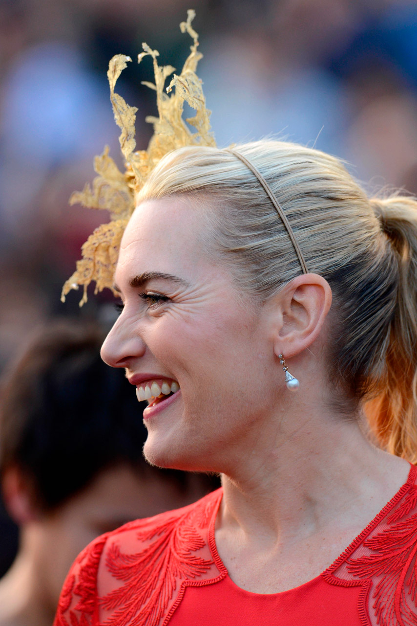 Kate Winslet wearing a red dress and fascinator at the Longines Hong Kong International Races Kate Winslet wearing a red dress and fascinator at the Longines Hong Kong International Races