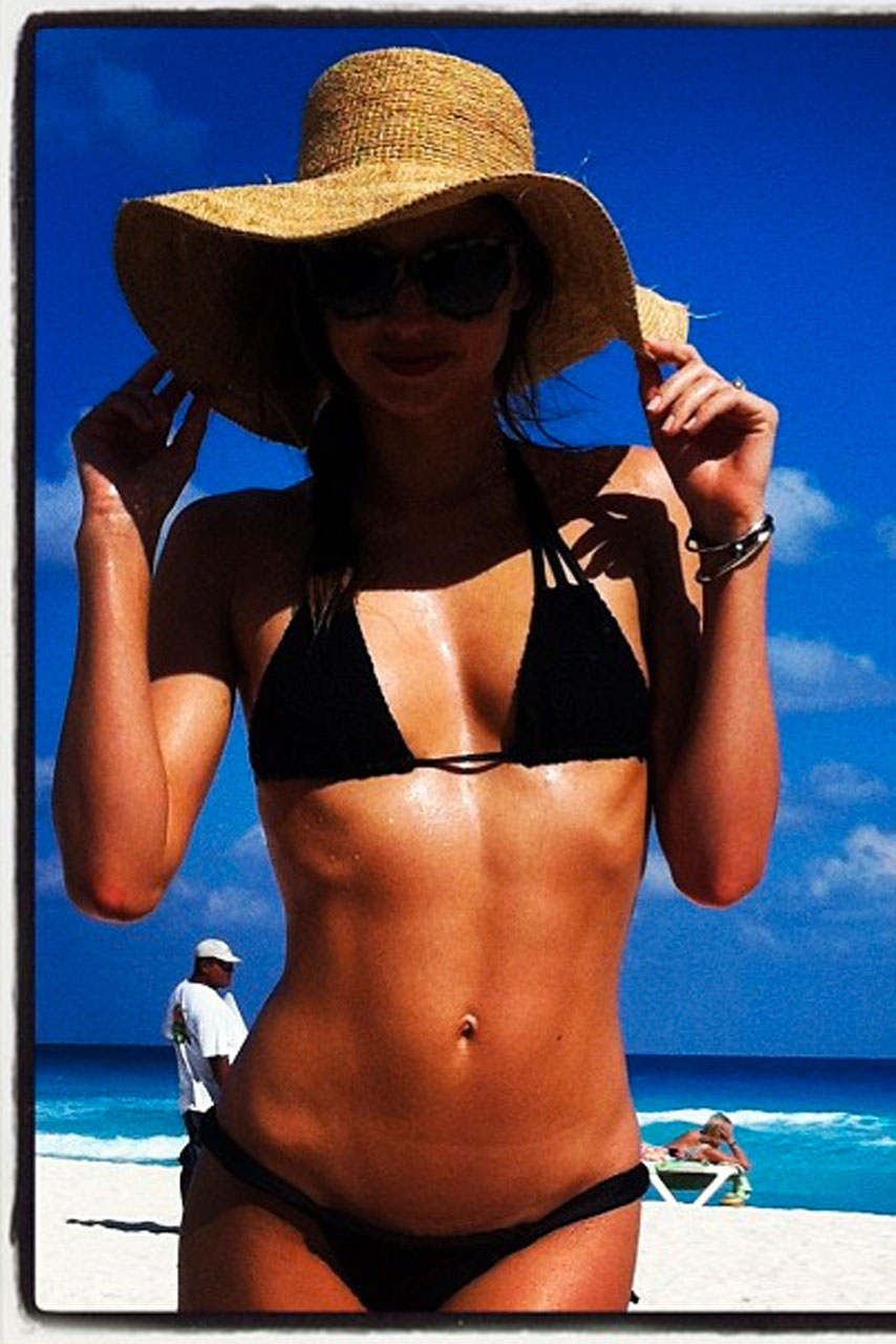 Miranda Kerr on the beach in Cancun, Mexico Miranda Kerr on the beach in Cancun, Mexico
