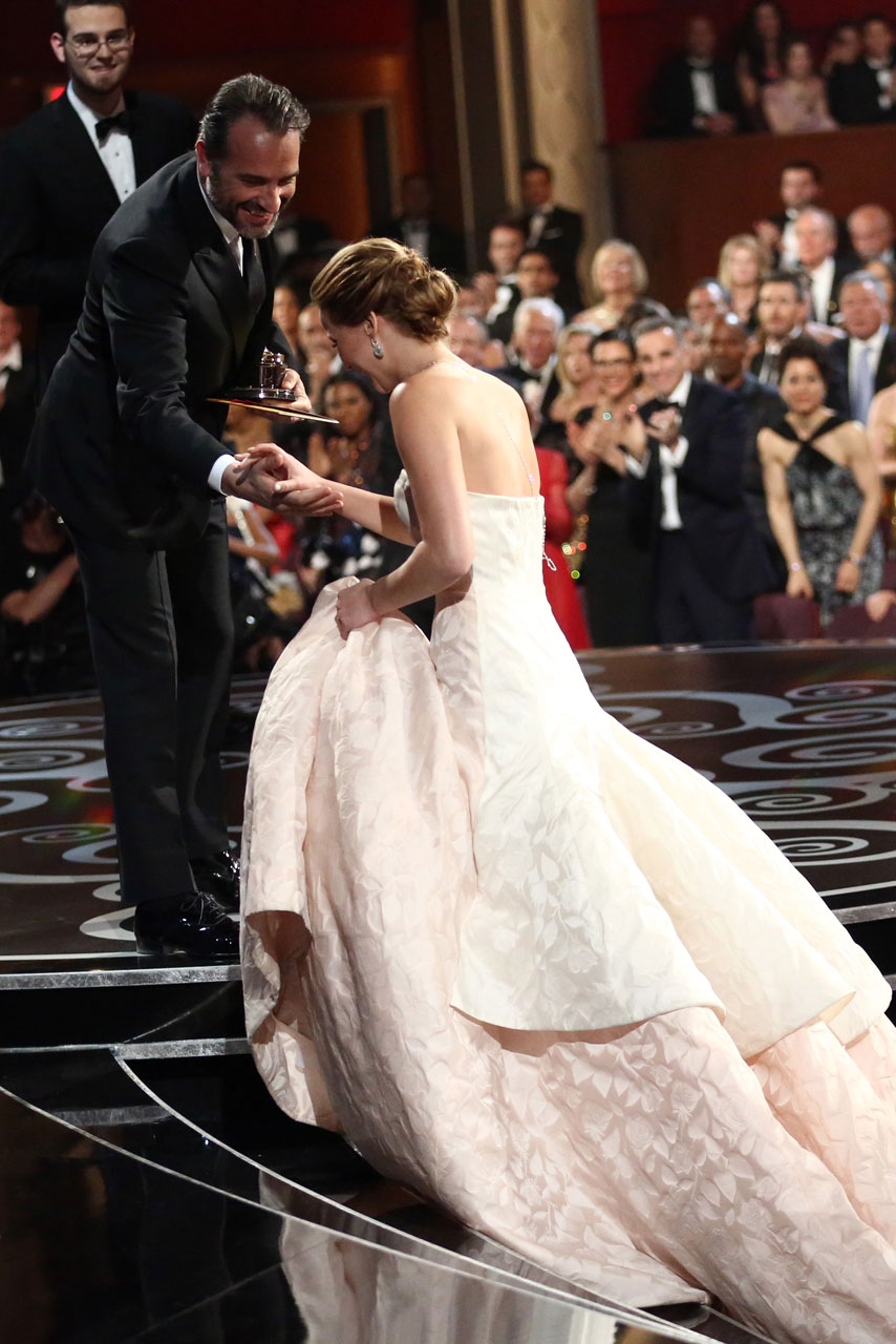 jennifer-lawrence-falls-over-oscars-garticle-2.jpg