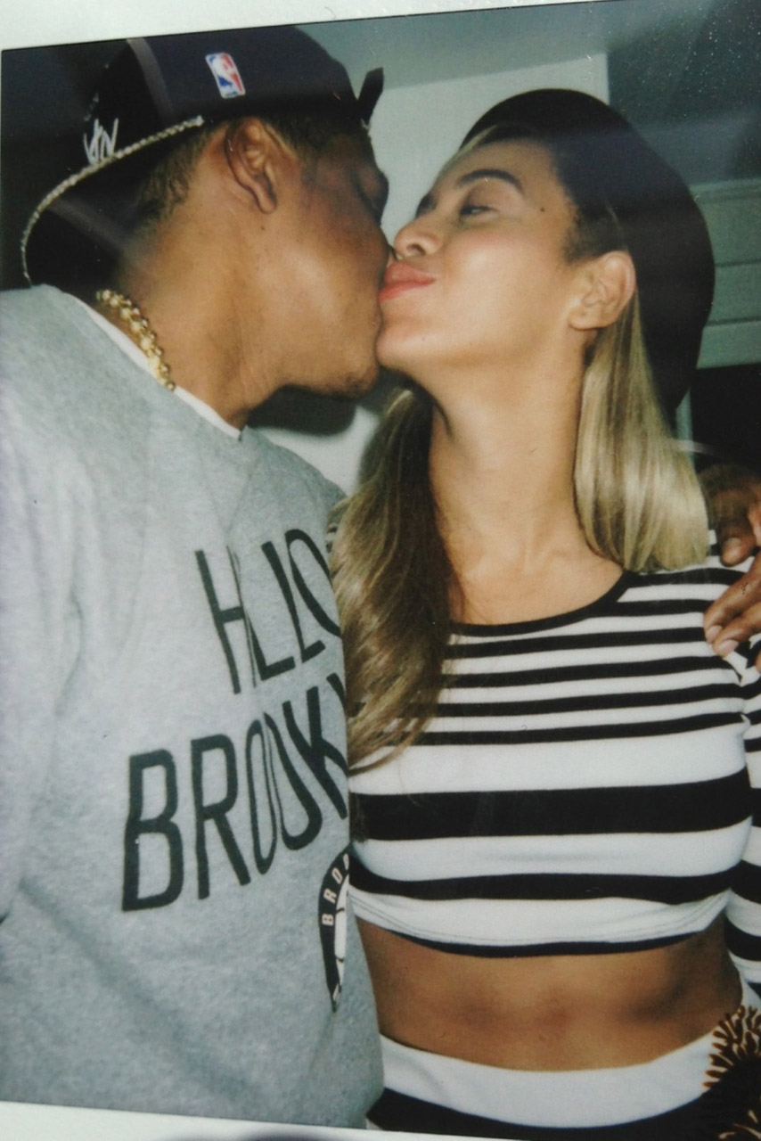 Beyonce posts holiday pictures onto her personal website Beyonce posts holiday pictures onto her personal website