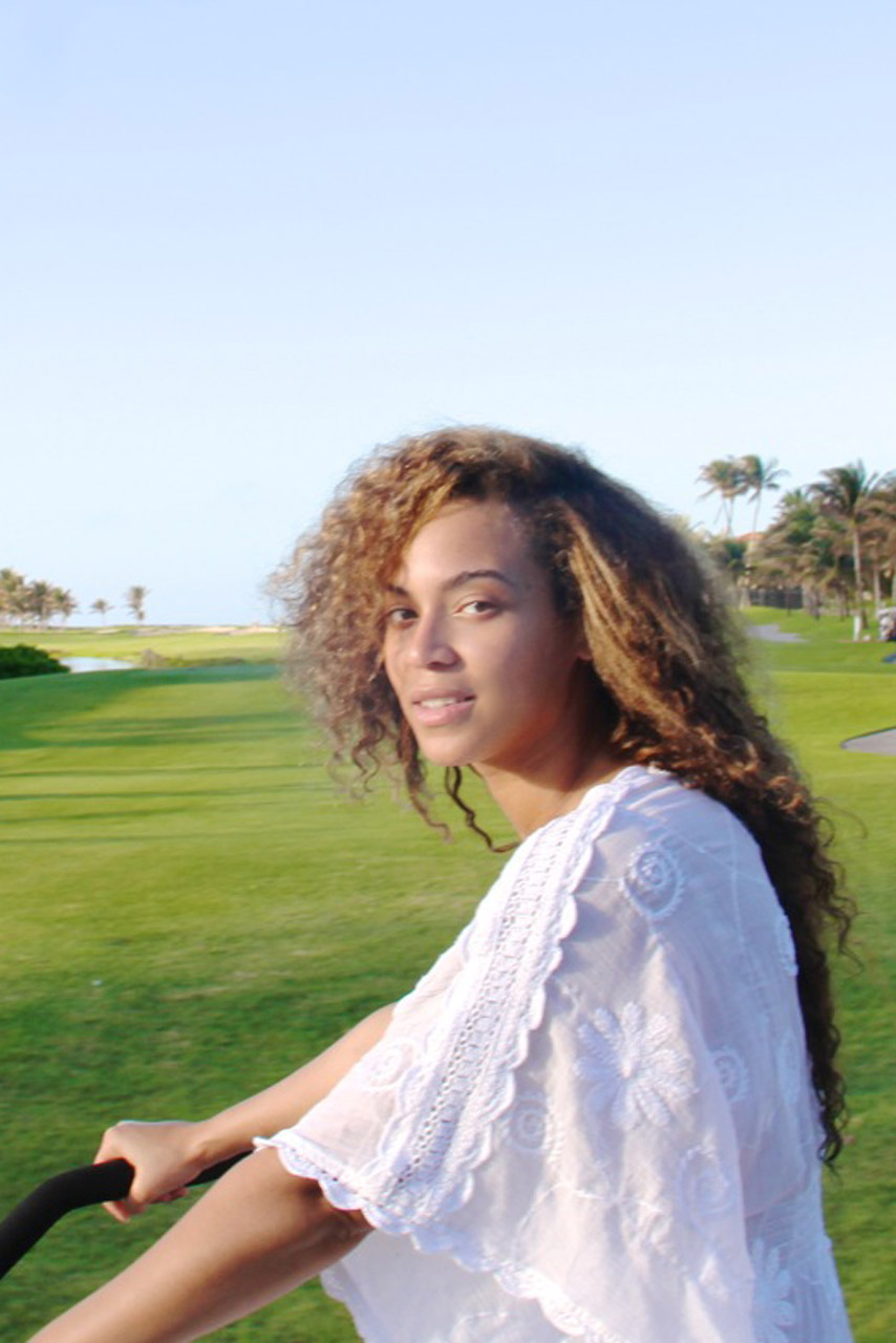 Beyonce posts holiday pictures onto her personal website Beyonce posts holiday pictures onto her personal website