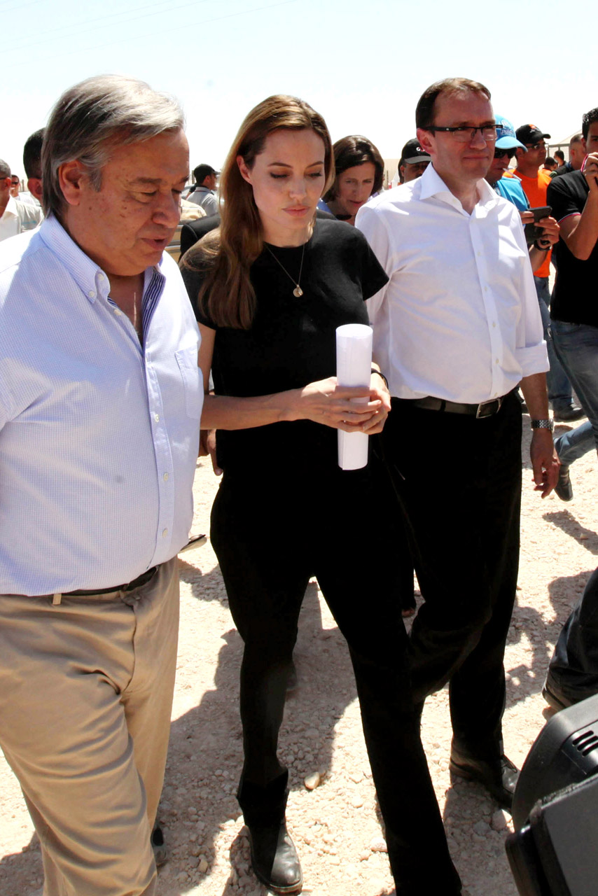 Angelina Jolie visits Syrian refugees Angelina Jolie visits Syrian refugees