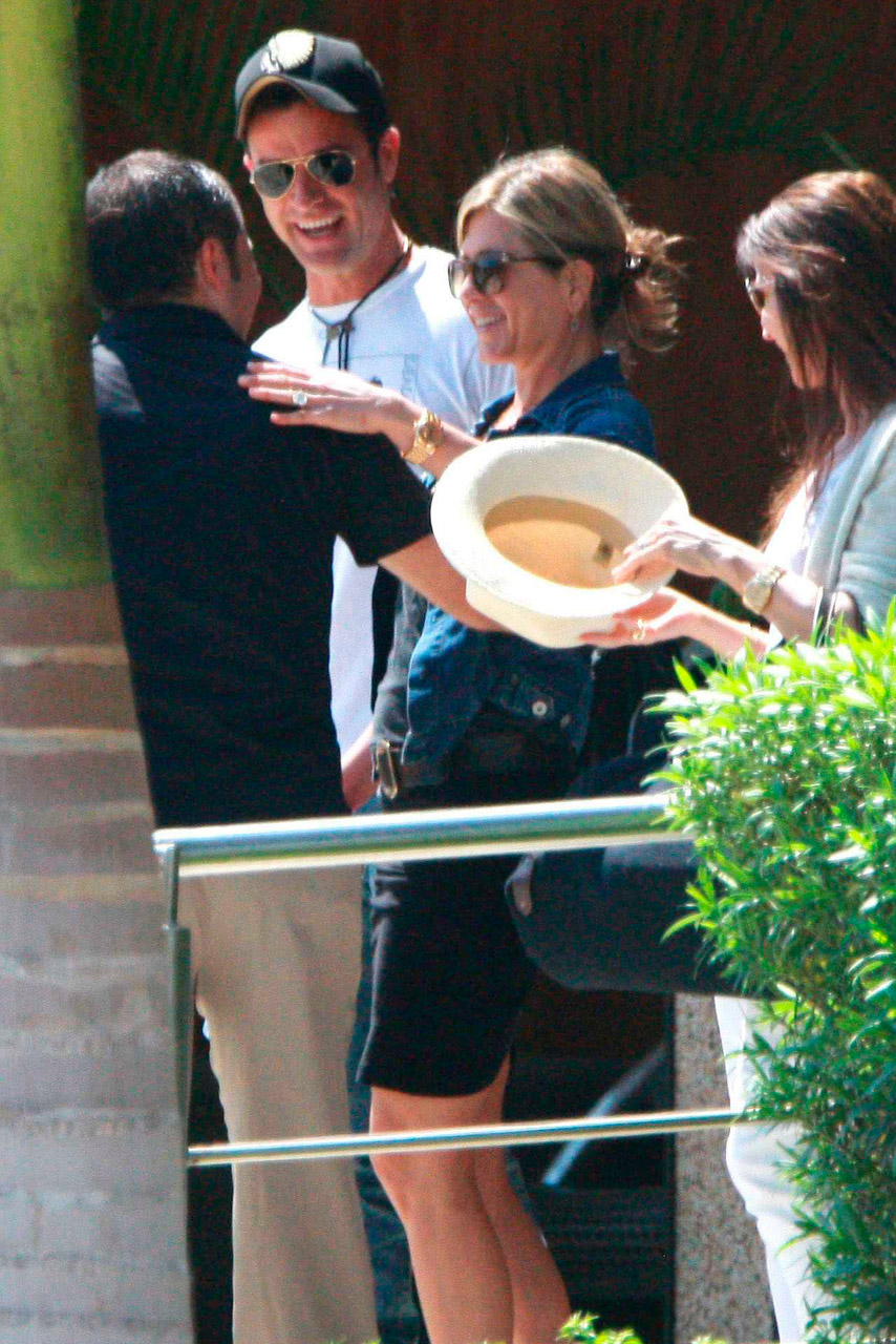 Jennifer Aniston and Justin Theroux in Mexico Jennifer Aniston and Justin Theroux in Mexico