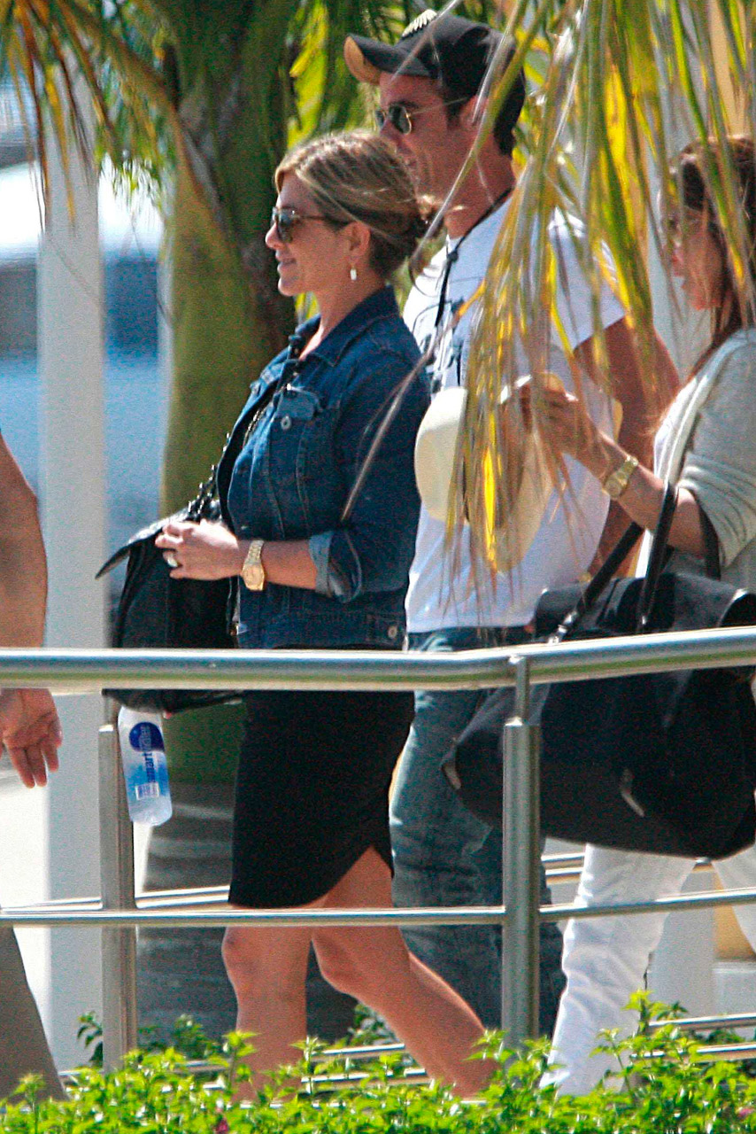 Jennifer Aniston and Justin Theroux in Mexico Jennifer Aniston and Justin Theroux in Mexico