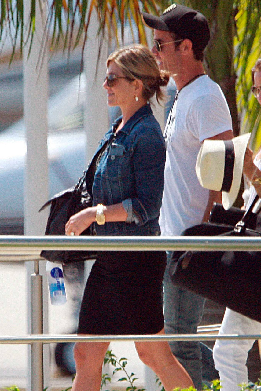 Jennifer Aniston and Justin Theroux in Mexico Jennifer Aniston and Justin Theroux in Mexico
