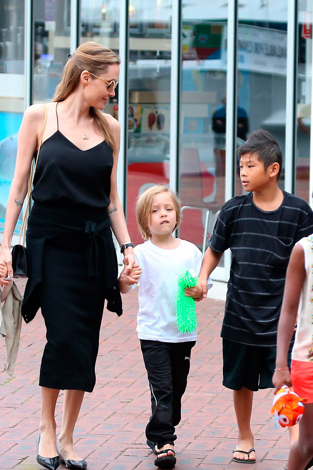 Angelina Jolie takes her children to Sydney Aquarium Angelina Jolie takes her children to Sydney Aquarium