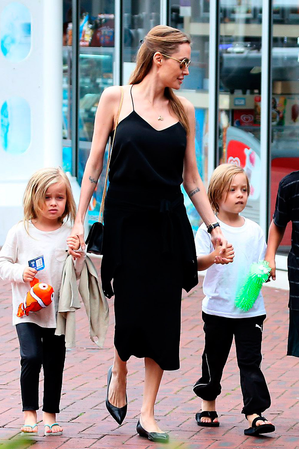 Angelina Jolie takes her children to Sydney Aquarium Angelina Jolie takes her children to Sydney Aquarium