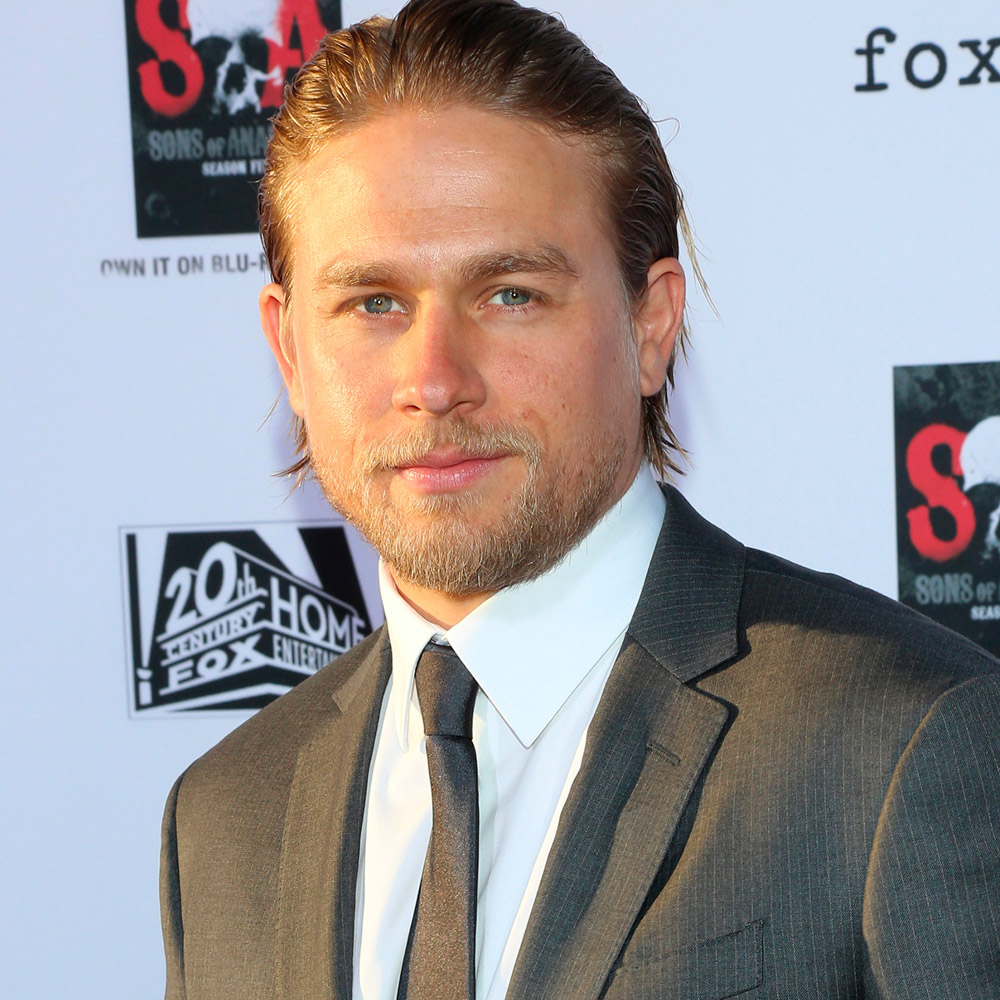 Charlie Hunnam wears a grey suit on the red carpet