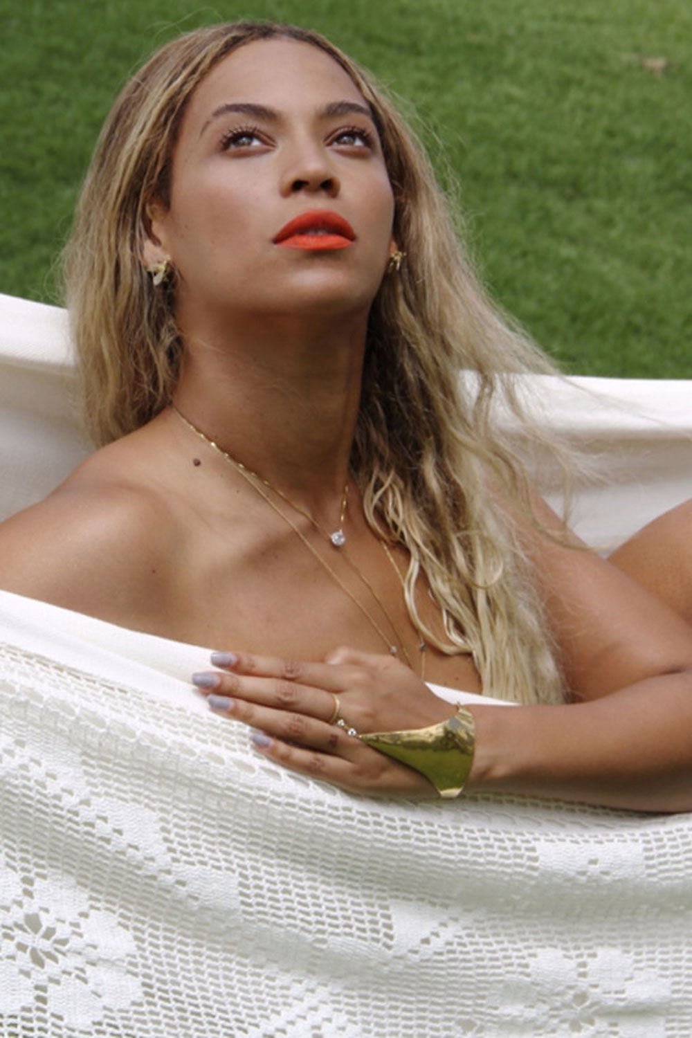 Beyonce shares pictures from her holiday album Beyonce shares pictures from her holiday album