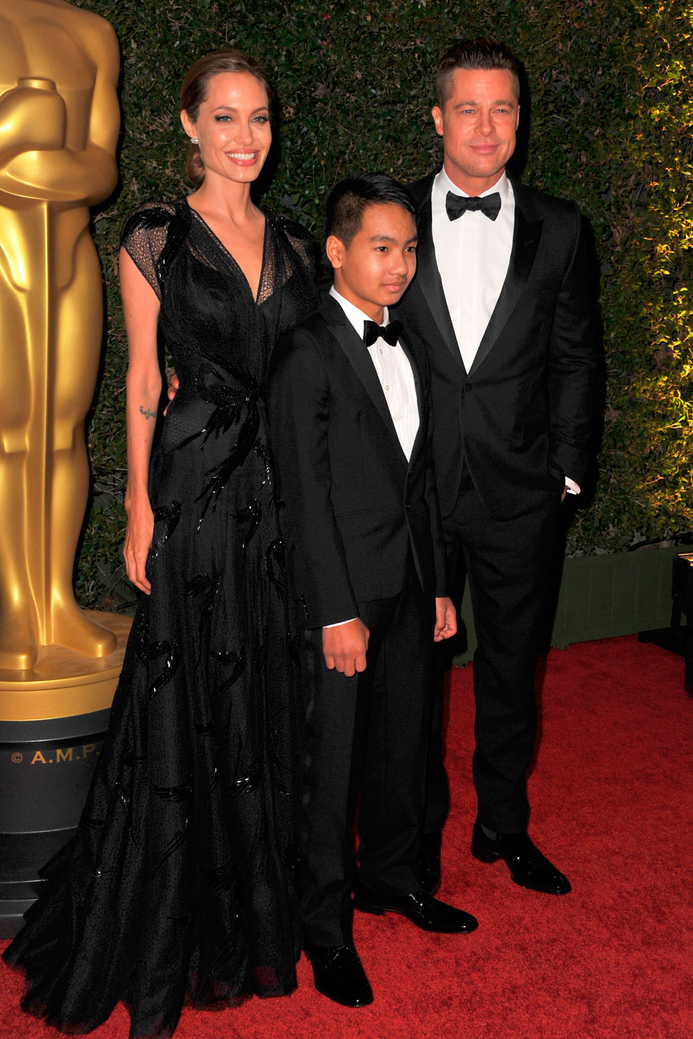 Angelina Jolie thanks Brad Pitt and her family during emotional acceptance speech Angelina Jolie thanks Brad Pitt and her family during emotional acceptance speech