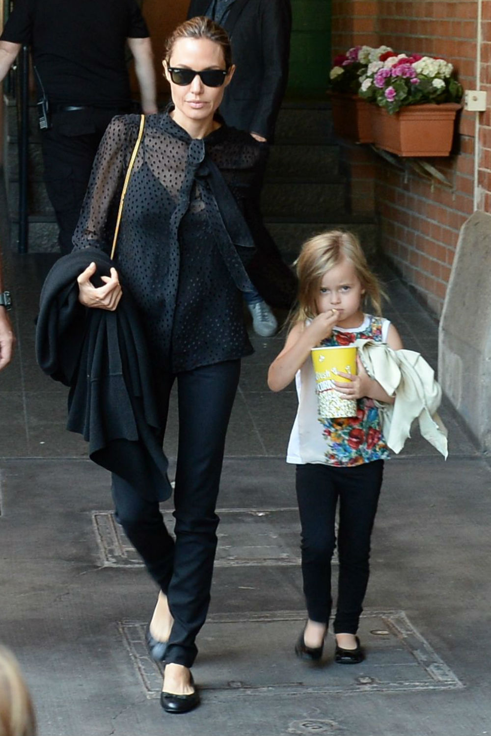 Angelina Jolie looks cute with little girl Vivienne Angelina Jolie looks cute with little girl Vivienne
