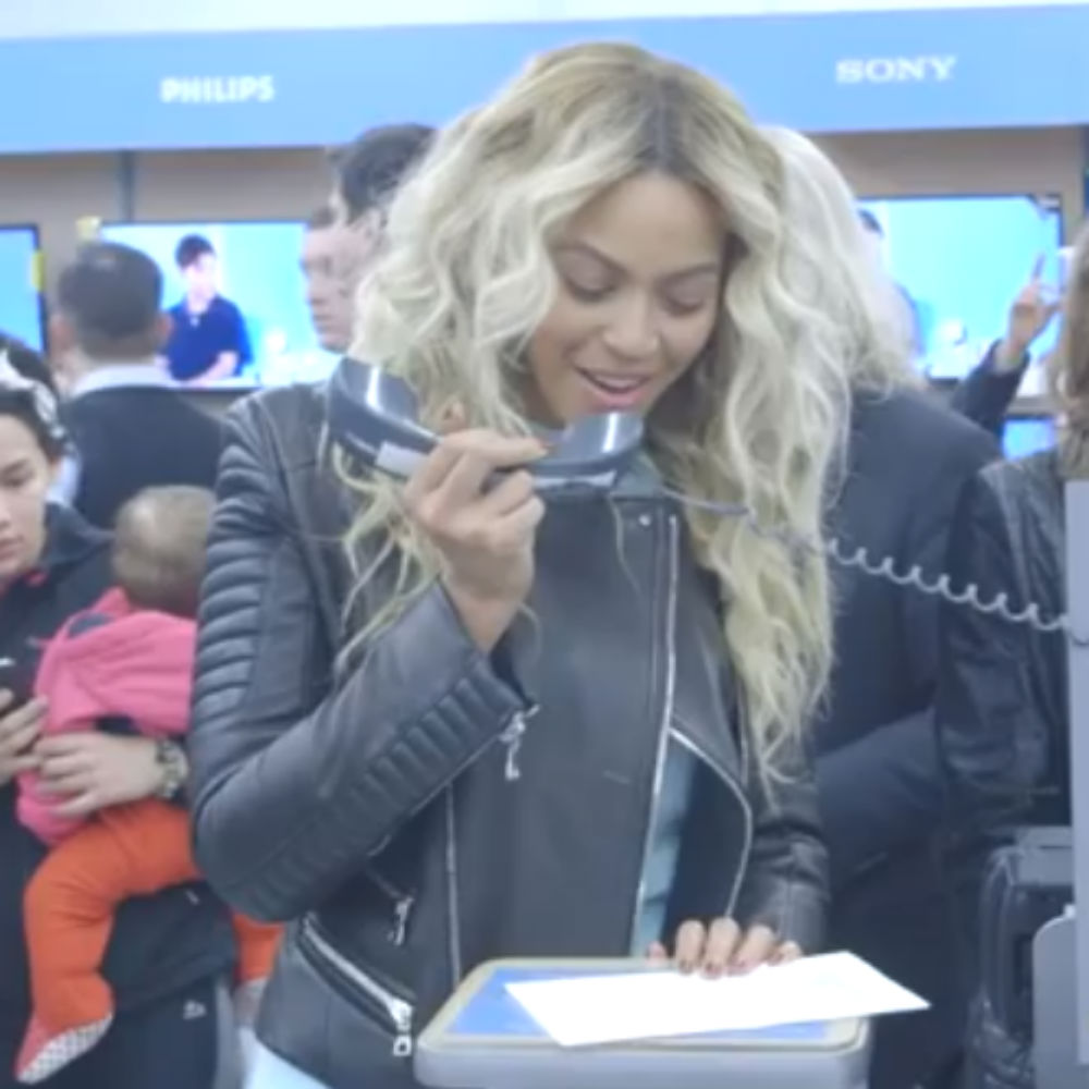 Beyonce surprises Christmas shoppers in Walmart