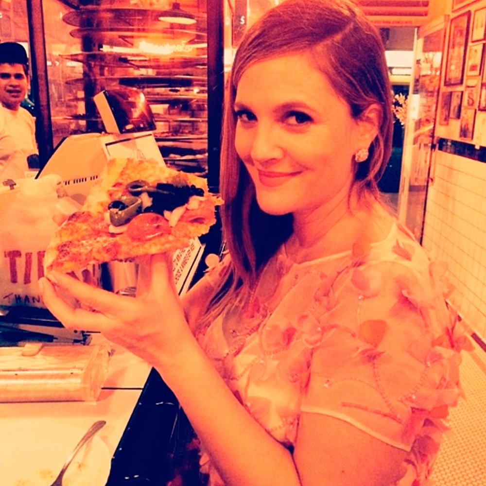 Drew Barrymore eating pizza at the Golden Globes 2014 