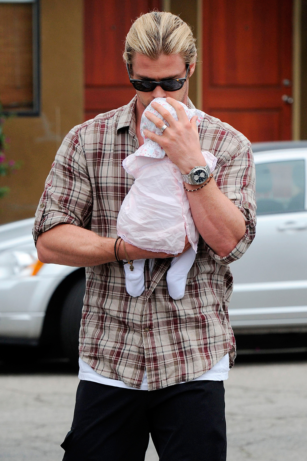 Chris Hemsworth kissing daughter India