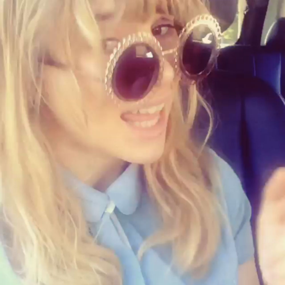 Suki Waterhouse lip syncs to Beyonce
