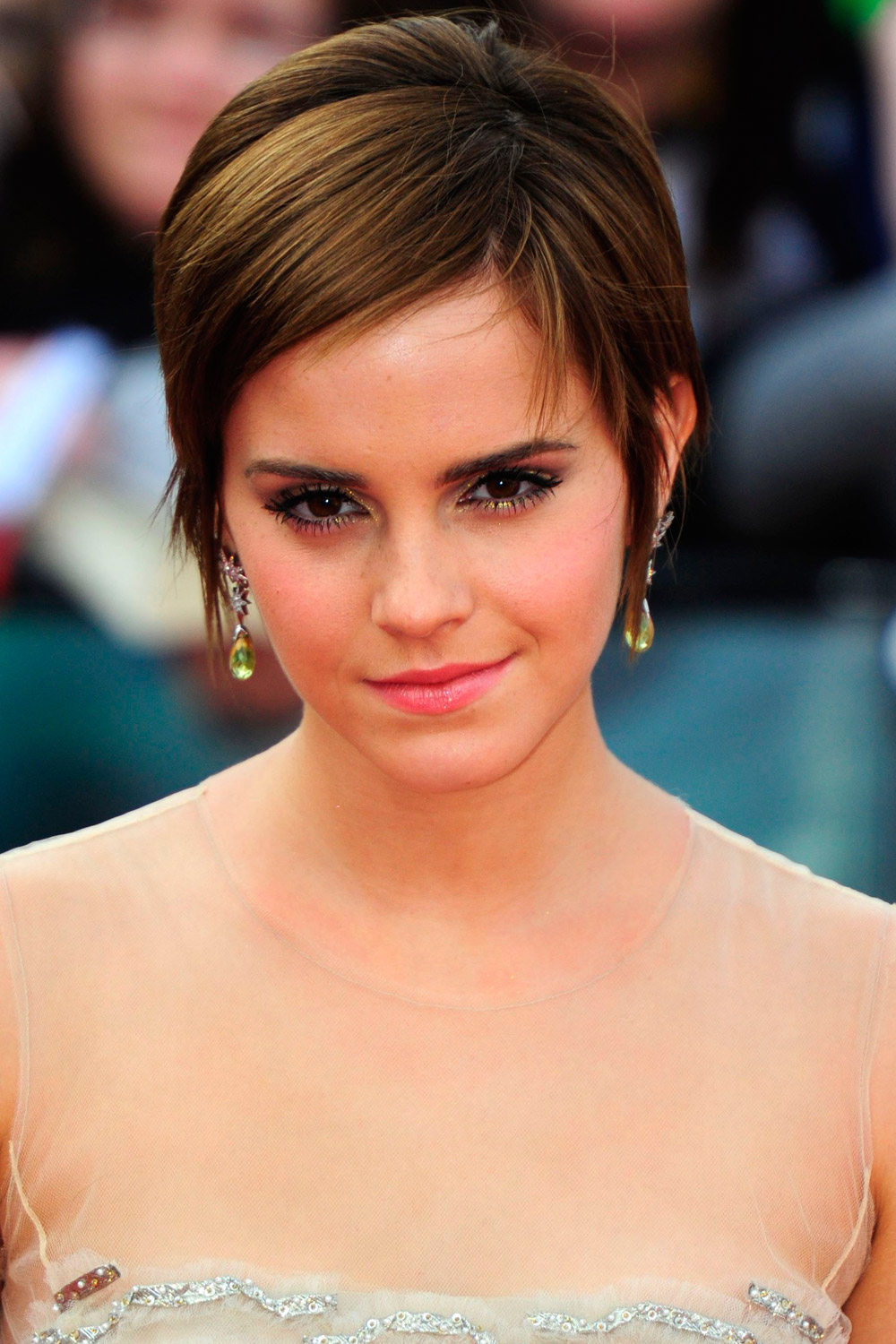 Emma Watson at the Harry Potter premiere with short hair Emma Watson at the Harry Potter premiere with short hair