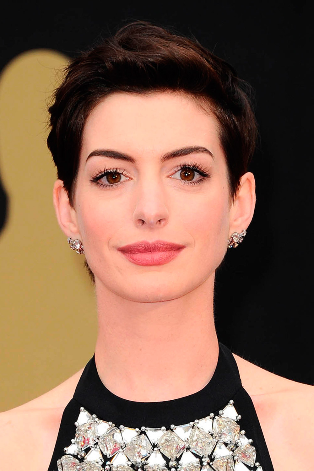 Anne Hathaway on the red carpet with a short hairstyle Anne Hathaway on the red carpet with a short hairstyle