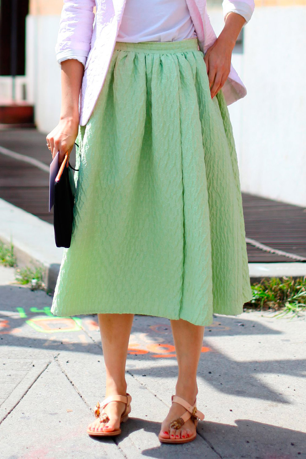 Caroline Issa wearing flat sandals 