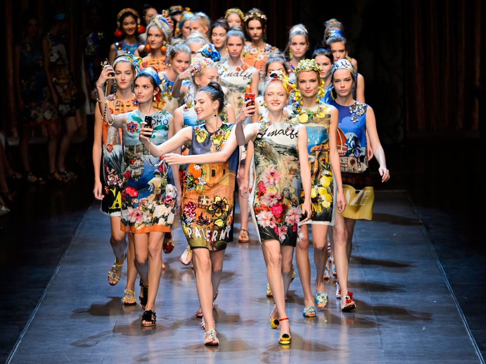 Dolce & Gabbana's SS16 Show Was A Beautiful Ode To Pizza And Selfies. Yes, Please...