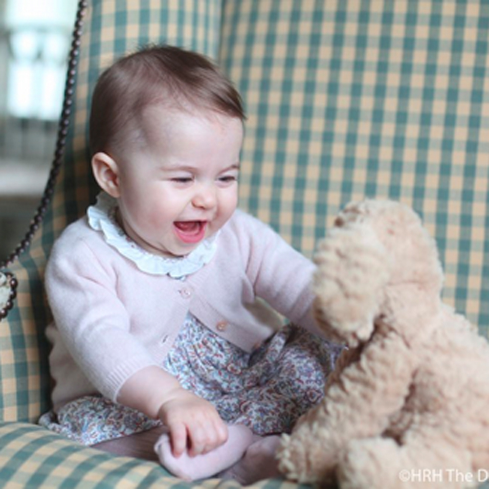 Princess Charlotte First Baby Photo T